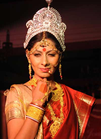 214zii8 The Bengali Bride Wedding Rituals Sarees and More bridal dress