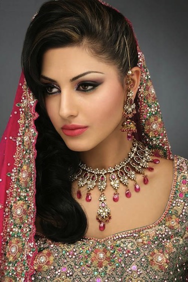 Indian Bridal with Makeup and heavy Jewelry 7 How To Wear Bright Makeup
