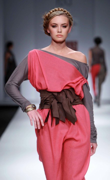 Shreya Nirali Wills India Fashion Week