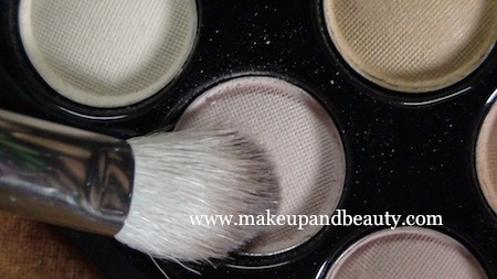Retro makeup look - peach eye shadow