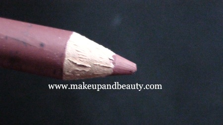 Retro makeup look - red lip pencil