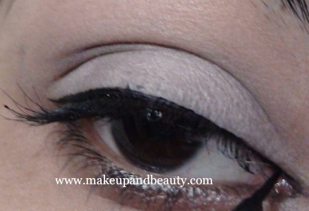 Retro makeup look - line inner corner