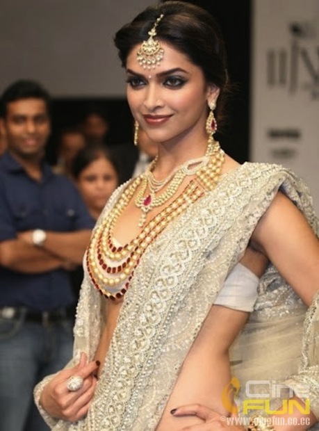 Deepika-Padukone-at-Farah-Ali-Khans-Jewelry-Show-Stills (8)
