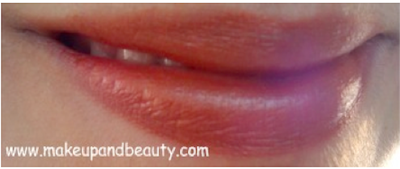 Avon Arabian Glow Multistylo on lips