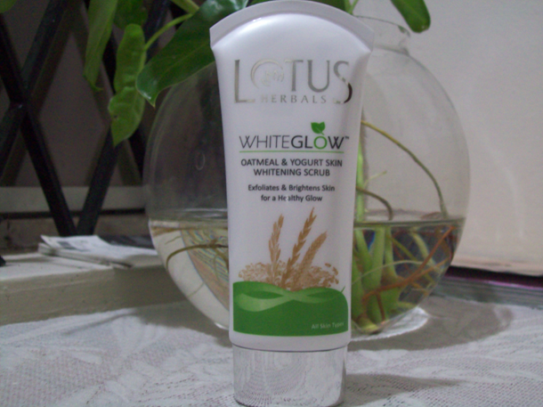 lotus herbals whiteglow oatmeal yogurt scrub