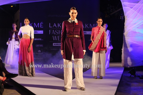 Models in Anamika Khanna designs