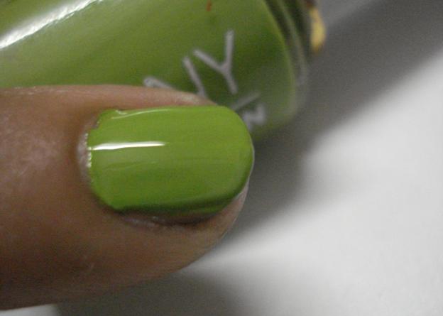 green nail paint coat