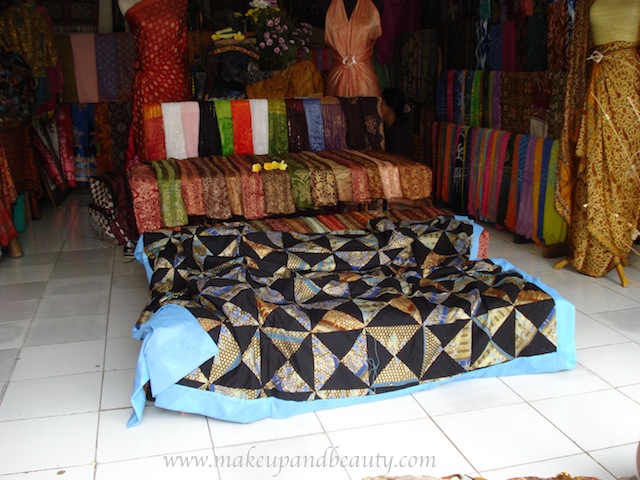 A street shop in Ubud selling batik paintings and clothes.