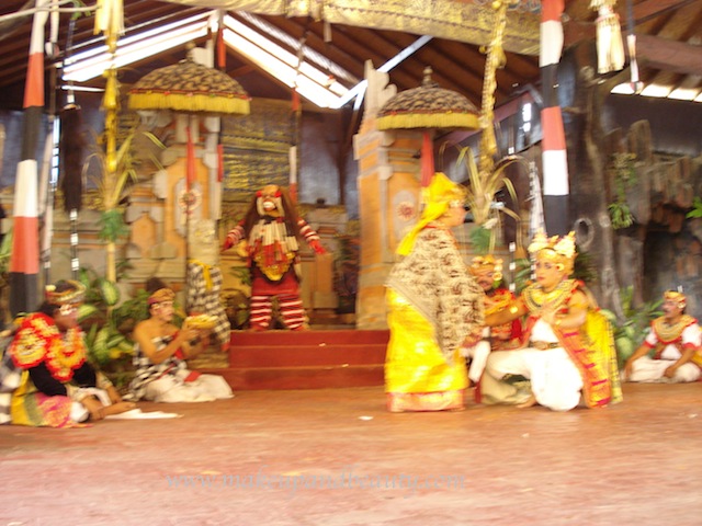 A scene in the barong-play.