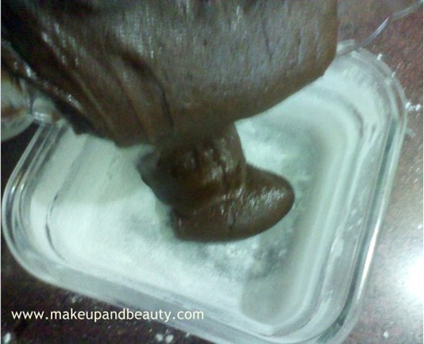 cake mix in greased tray