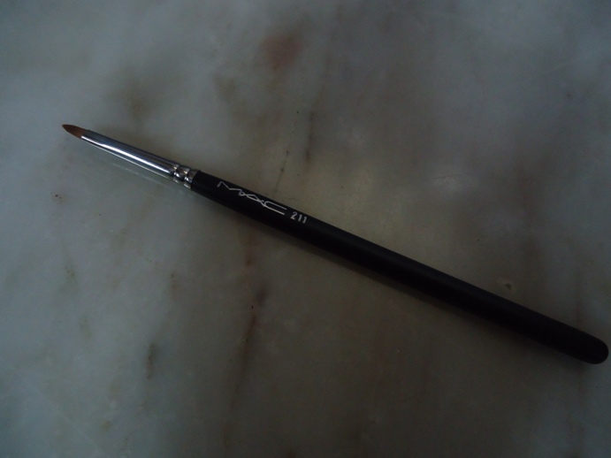 MAC 211 Pointed Liner Brush Review