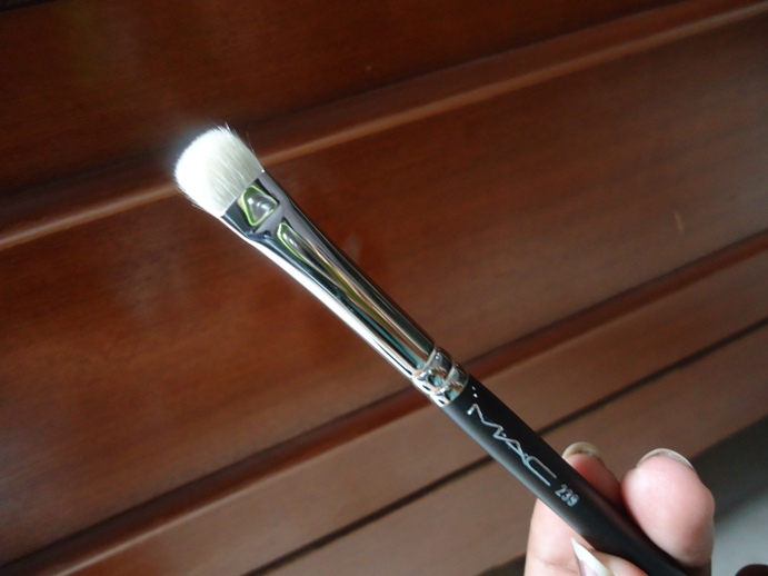 MAC 239 Eye Shader Brush Review