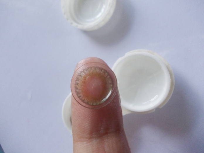 coloured contact lens