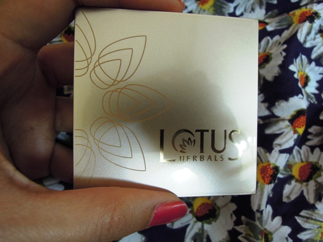 Lotus Herbals Pure Radiance Natural Compact SPF 15