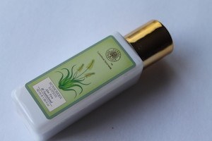 Forest essentials Aloe Vera & Sandalwood Sunscreen Lotion