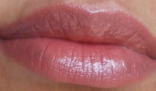 bubbly nude and nude love gloss lotus herbals8