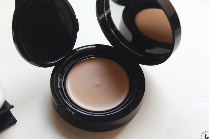 chanel vitalumiere aqua cream creme compact makeup review