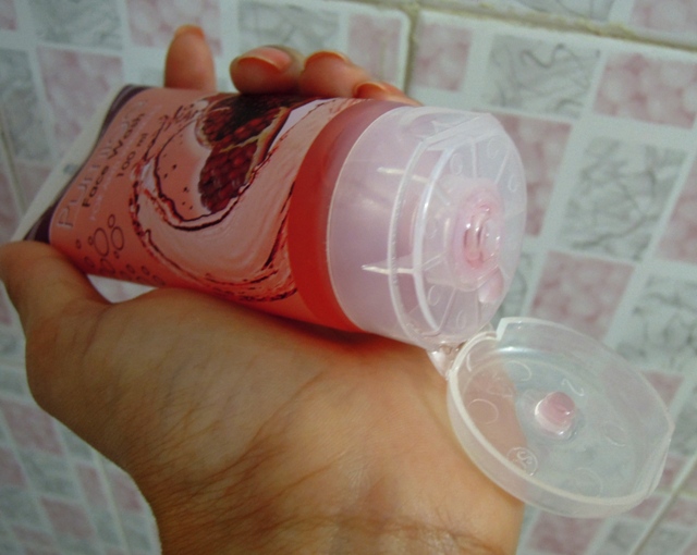 Pomegranate Face Wash 2