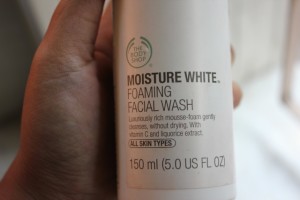 The body shop moisture white foaming facial wash (1)
