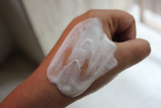 The body shop moisture white foaming facial wash