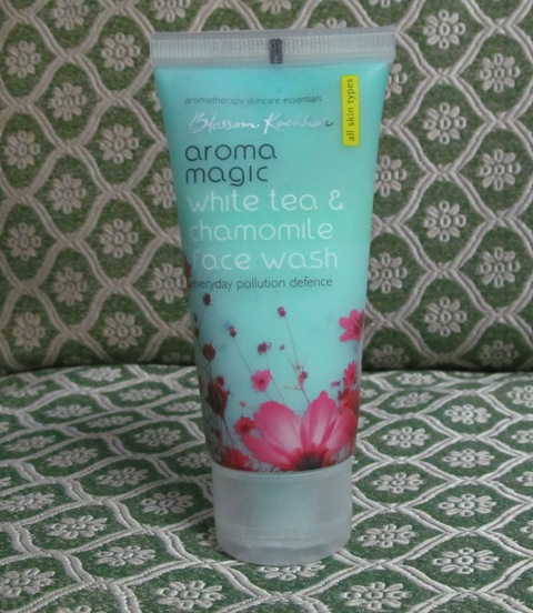 aromamagic white tea and chamomile facewash