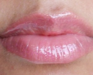 lakme absolute plump & shine lip gloss berry shine (8)