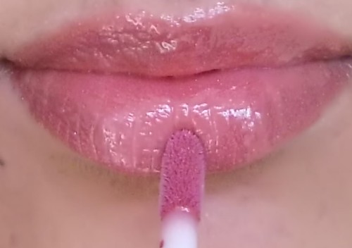 lip gloss application