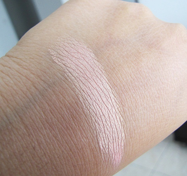 Benefit Creaseless Eyeshadow in Sippin n Dipping swatch