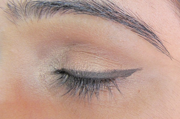 Benefit Creaseless Eyeshadow in Sippin n Dipping 9