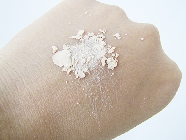 MUA Matte Perfect Loose Powder in Translucent Swatch (2)