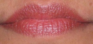 Streetwear Color Rich LIpstick Pink Currant lips swatch (2)