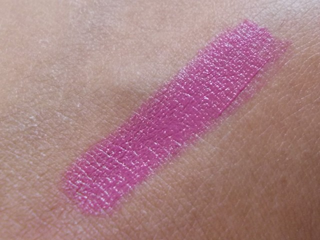 Colorbar take me as I am lip color lip smacking cherry swatch