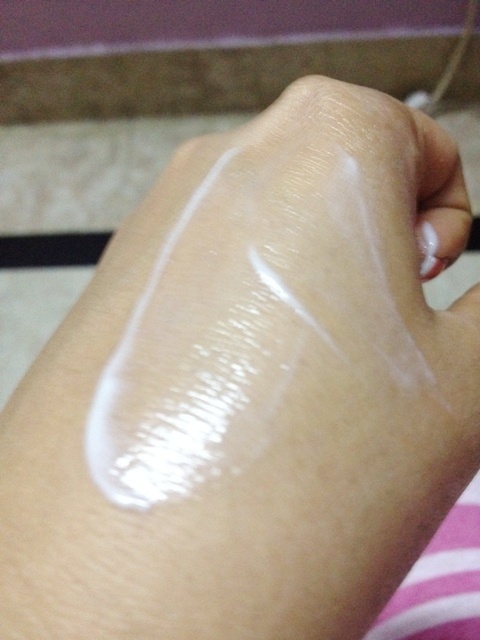 L'Oreal Revitalift Anti-Wrinkle and Firming Day Cream swatch (2)