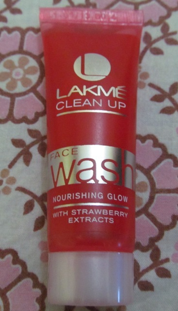 Lakme Clean Up Face wash nourishing glow (7)