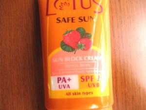 Lotus Herbals Safe Sun - Sunblock Cream Breezy Berry4