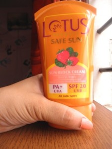 Lotus Herbals Safe Sun - Sunblock Cream Breezy Berry