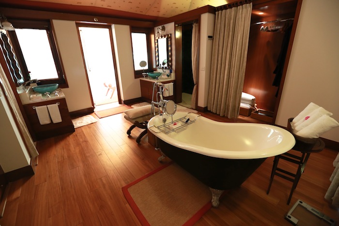 vanyavilas-oberoi-luxury-tent-bathroom