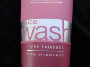 Lakme Clean Up Face Wash Fresh Fairness with Vitabeads (3)