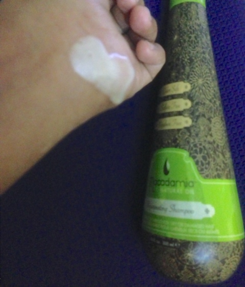 Macadamia Natural Oil Rejuvenating Shampoo swatch