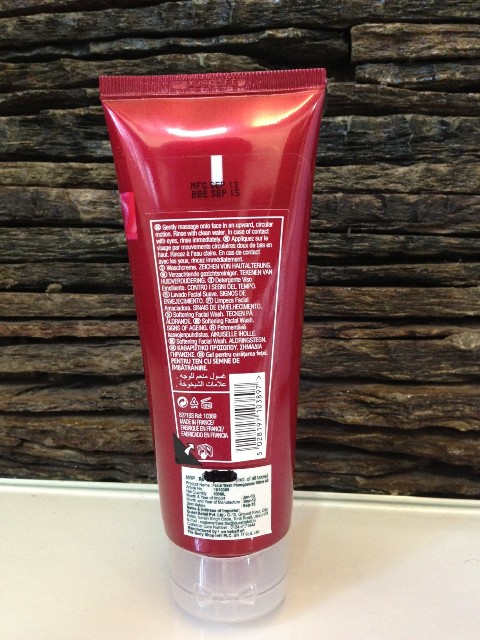 The Body Shop Pomegranate Softening Facial Wash (5)