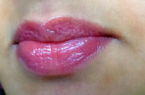 glossy pink lips