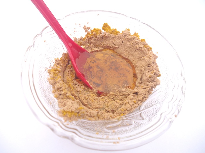 Homemade Sandalwood and Turmeric Face Pack 7