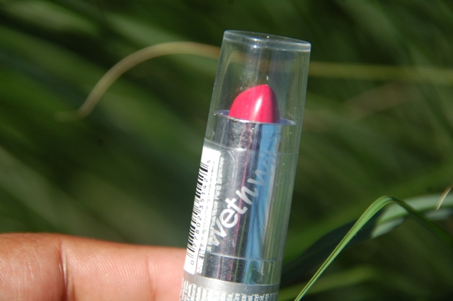Wet N Wild Silk Finish Lipstick -  520E Hot Paris Pink (4)