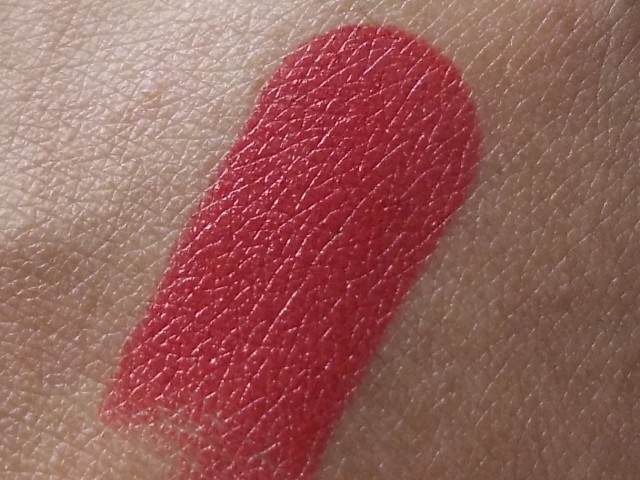 Lakme Absolute Creme Lipstick Runway red swatch