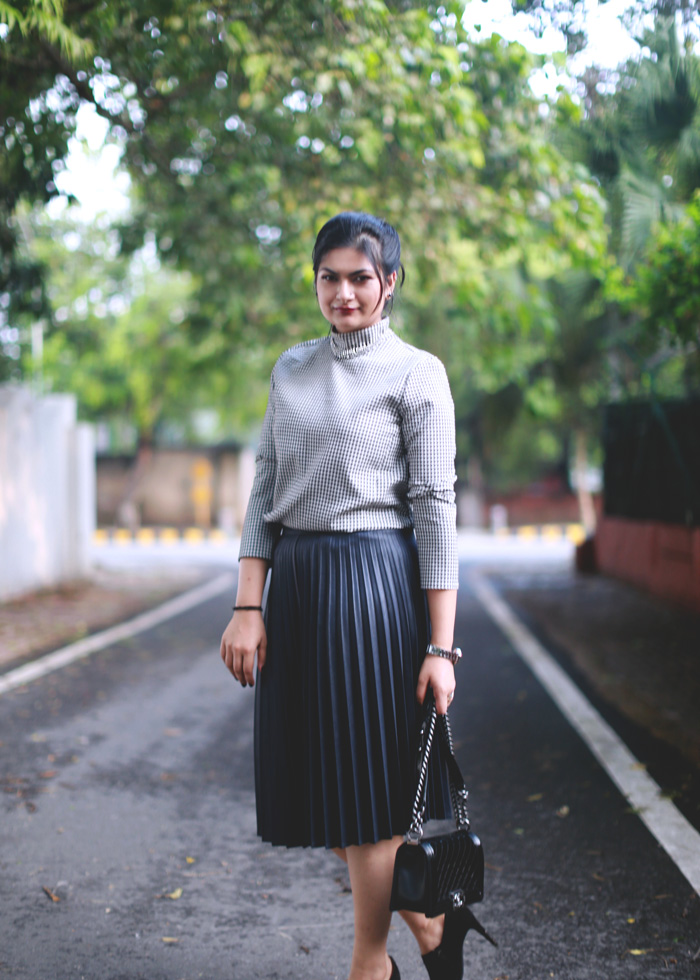 How to wear pleated skirt Black pleated skirt Leopard shirt outfit Black  heel shoe outfi  Dressy summer outfits Black pleated midi skirt Skirt  outfits dressy