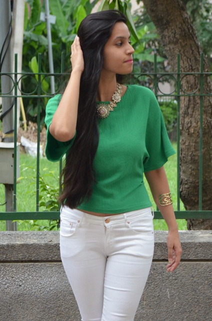 green top and white pants 7