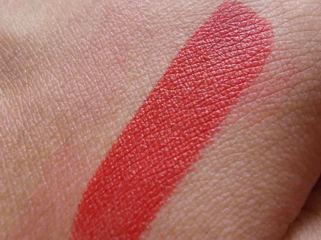 Colorbar Matte Touch Lipstick Orange Vif (2)