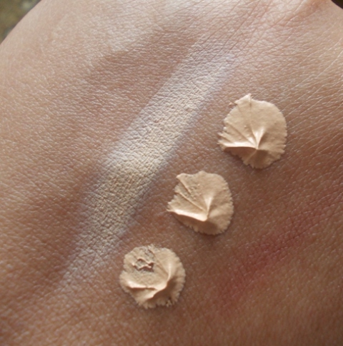 L'Oreal Paris Age Re-Perfect Foundation swatch application (2)