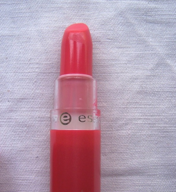 Essence Lipstick in Almost Famous 3