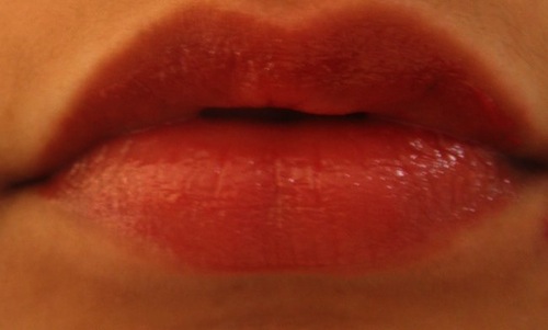 L’Oreal-shine-caresse-lip-colour-Bella-lip-swatch-1